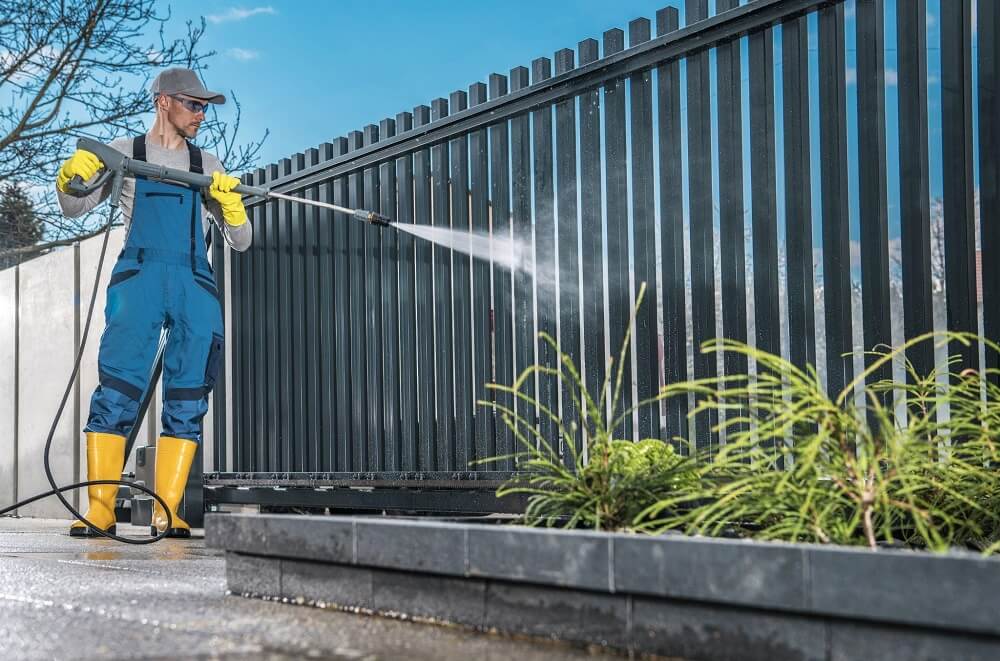 expert washing house fencing